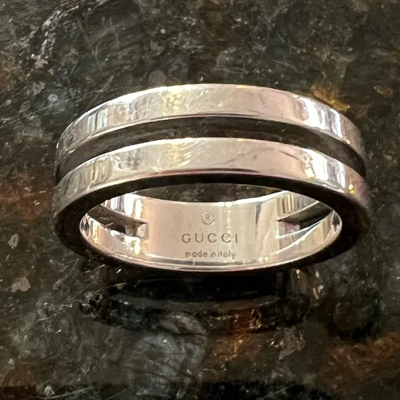 Gucci silver ring size 8 with COA unisex. Great Valentine’s Day gift.